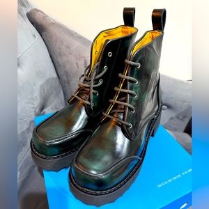 New in the box. F-SHOE HI REVNA
LACE-UP PLATFORM BOOTS Size 9.5